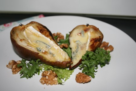 Pears with blue cheese and walnuts